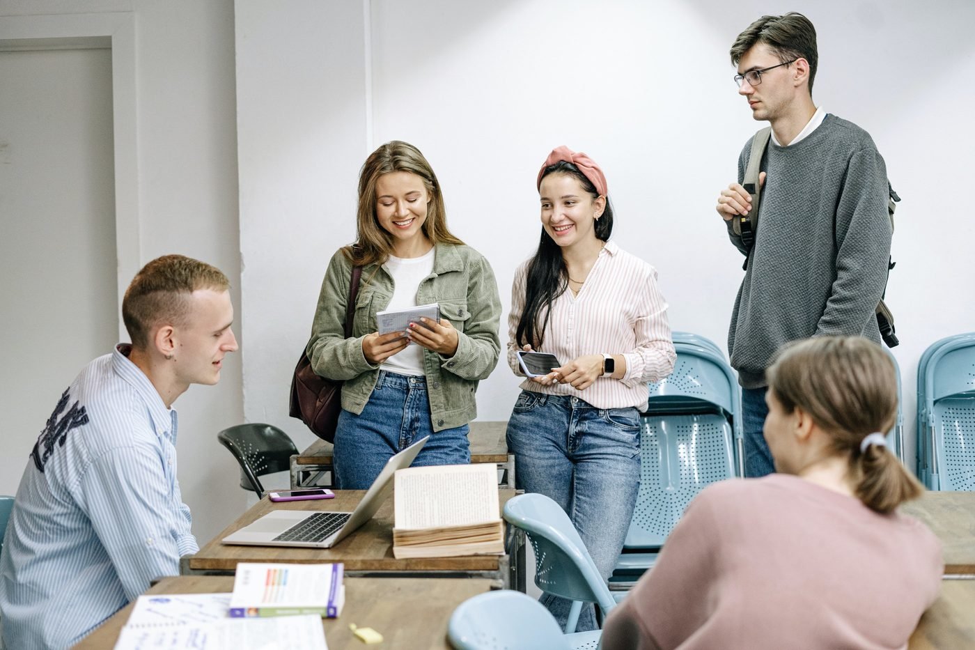 Jovens profissionais estudando e trocando ideias em ambiente colaborativo