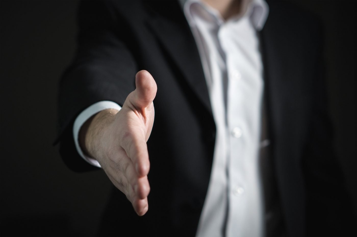 Aperto de mãos selando uma parceria de negócios