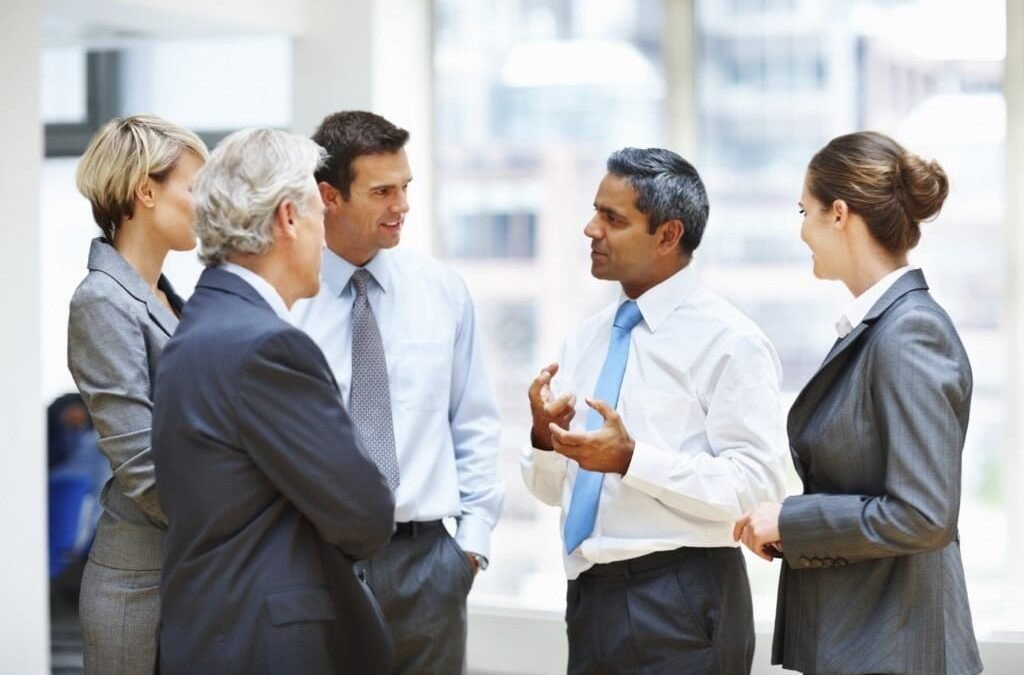 Equipe em reunião de trabalho, conversando de forma colaborativa
